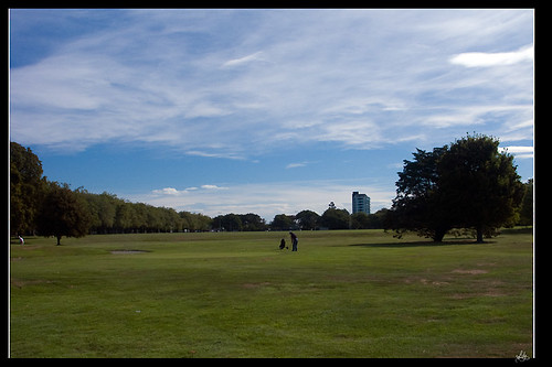 Golf in the park; 公園裡的高爾夫練習場 XD