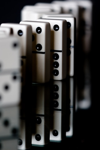 tasselli del domino di colore bianco disposti in verticale sul tavolo