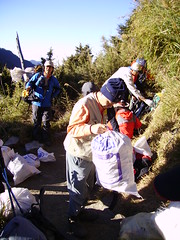志工清除玉山的垃圾(圖片提供：玉管處)