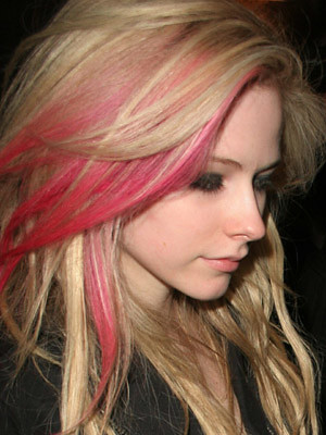 Avril Lavigne was sporting sexy eyeliner and pinkstreaked hair 