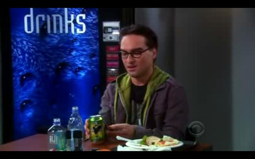 Una scena di Big Bang theory con una bottiglia di Fiji water