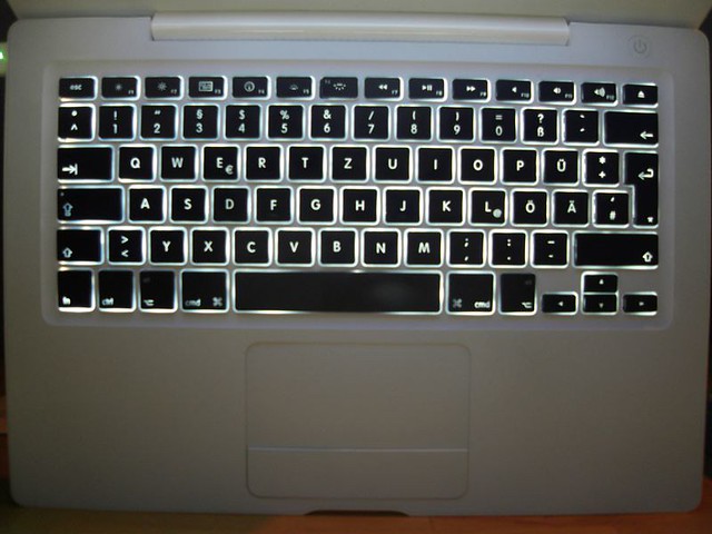 Clavier rétro éclairé sur un macbook blanc