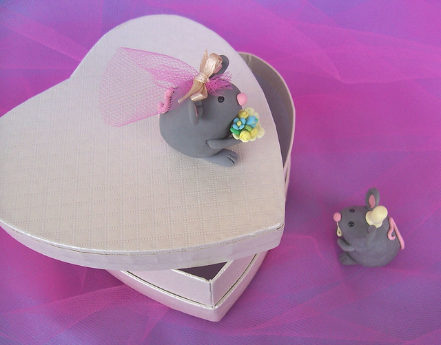 Sweet elegant mice wedding cake topper with stand Topolini statuine per 