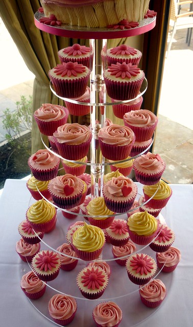 These are some lovely cupcakes made for the wedding of Niki and Gary