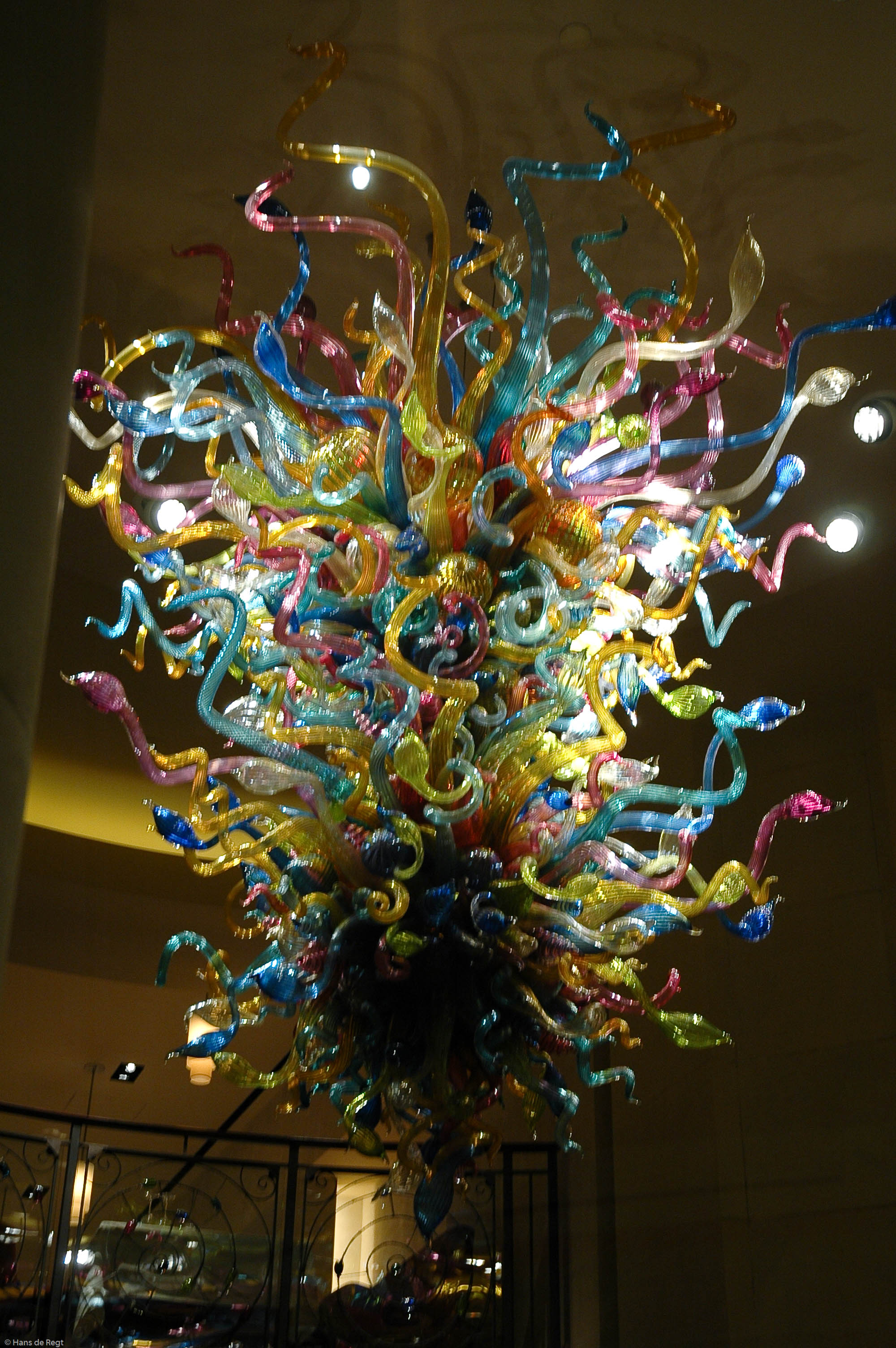 glass sculpture of Dale Chihuly in Specchio by