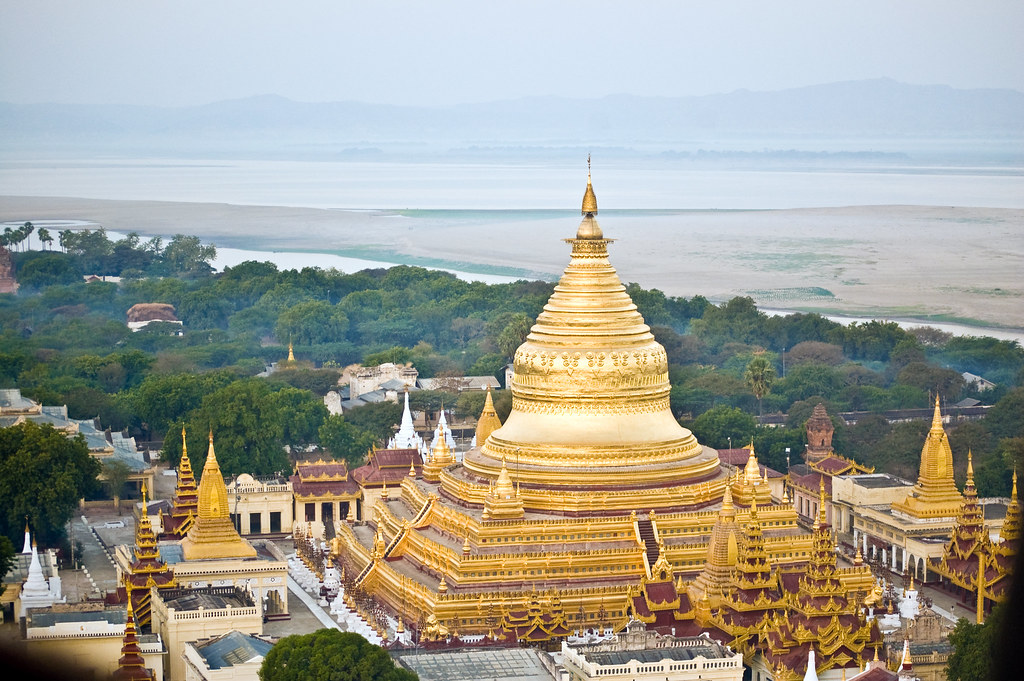 Shwezigon Zedi, Bagan, Myanmar
