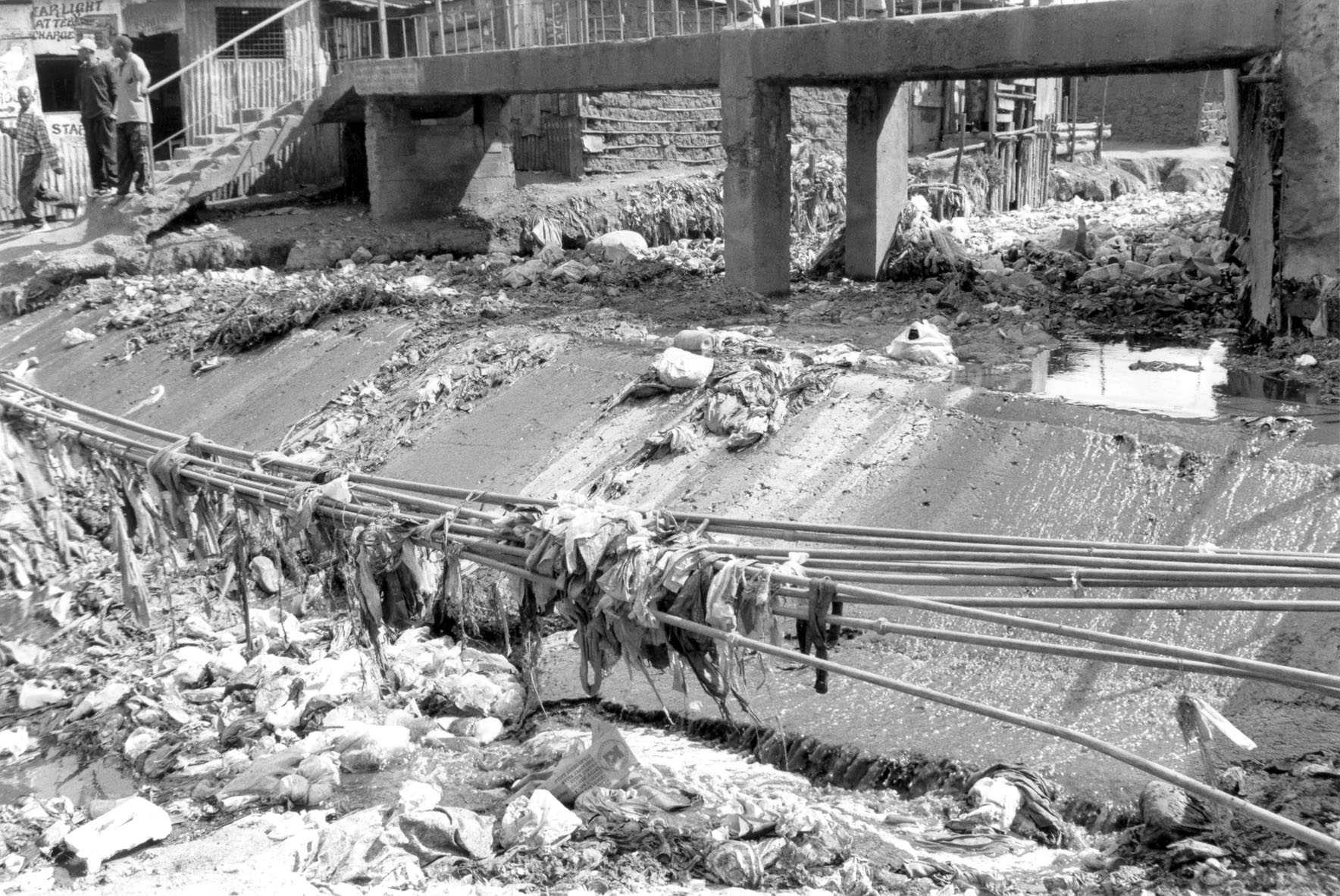 Kibera - Nairobi river bridge- junk B&W (June 2003)