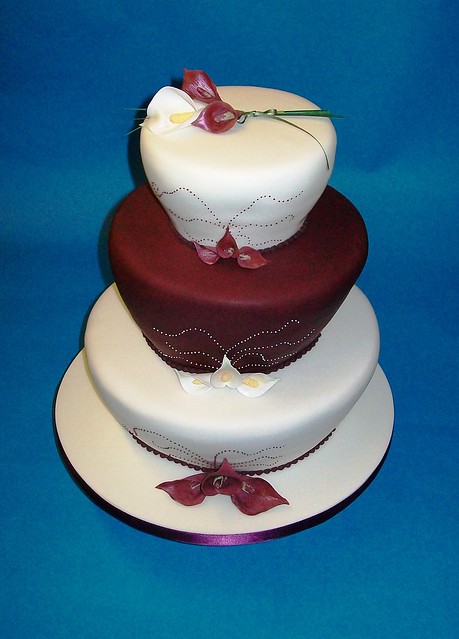 red calla lilies wedding cake