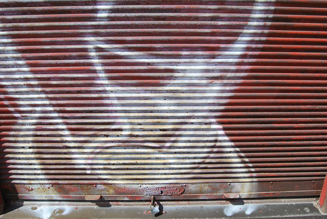 Cierre y graffiti Algo especial en Barruelo a la salida del bar del Oso