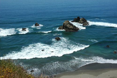 Islets with waves breaking in the beautiful turquoise Pacific Ocean, north of Fort Bragg, California, USA by Wonderlane