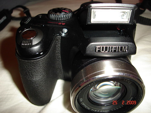 Seminarie rechter Faculteit Fujifilm Finepix S800/S5800 - Camera-wiki.org - The free camera encyclopedia
