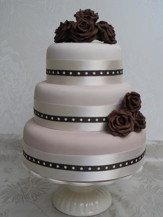 3 teir wedding cake the icing starts as a pale mocha on the bottom tier up