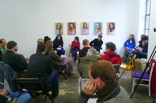 Diskussionsrunde Minifest im Kunstraum MATO. Oktober 2007