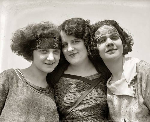 1920s Flapper Girls 