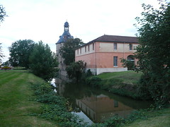 Donjon et bassin de l'ancien Château de Sainte Geneviève des Bois