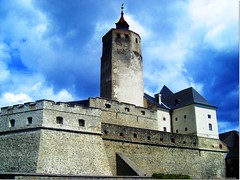 Burg Forchtenstein  (A)  Fraknó vára B