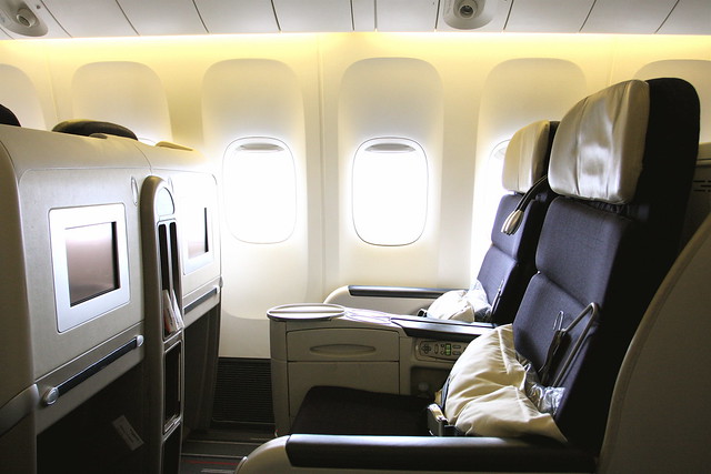 Air France 777-300ER Business Class Seat | Explore Traveling… | Flickr - Photo Sharing!