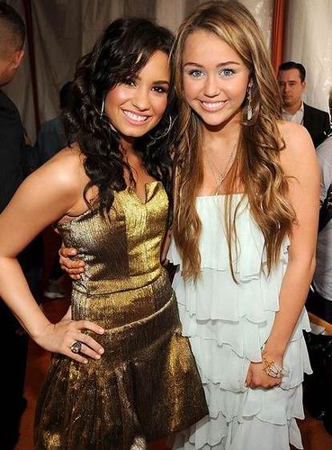 Demi and Miley at the Kids Choice Awards 2009
