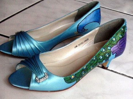 Here my gorgeous peacocks on a pair of White Princess Dyeables Peep toe 