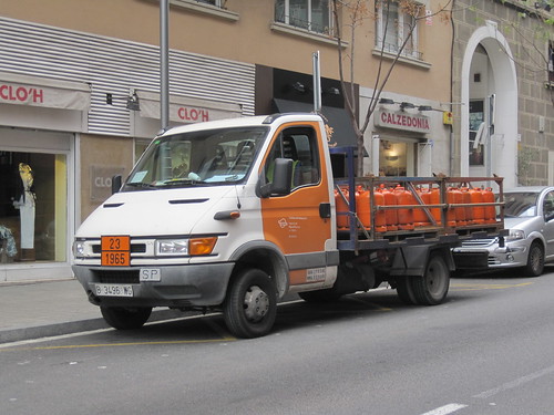 Camió Iveco de lliurament de butà al carrer Calvet de Barcelona