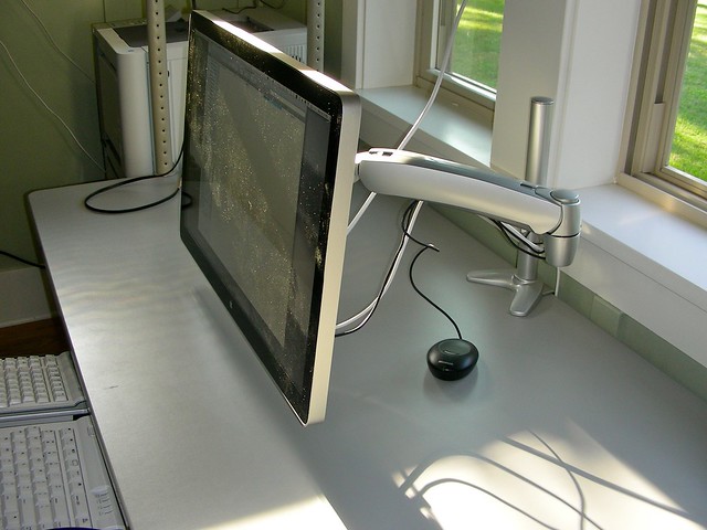 The back of the Apple 24" LCD (2009), with the Ergotron LX arm - View two - 無料写真検索fotoq