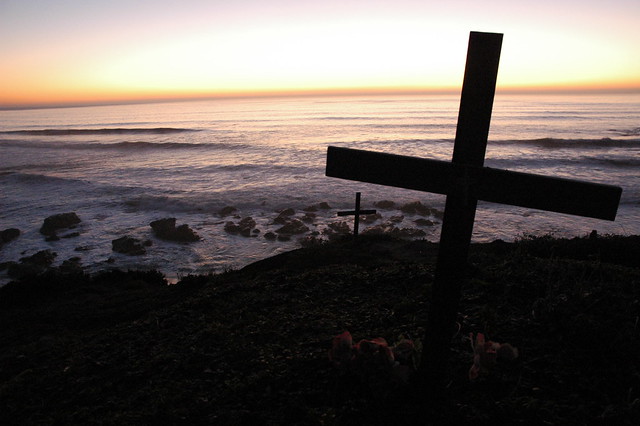 Cross at Surfers memorial site, at Bodhisattva Beach, near Pillar's Point / Mavericks, Pacific Coast, California, USA