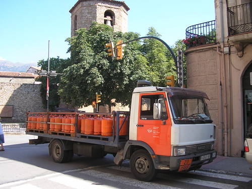 Iveco de distribució de butà a Sant Joan de les Abadesses (Girona)