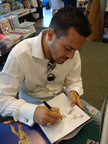 Fabio Viviani signing my book by santa barbarian
