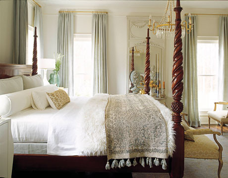 White bedroom + four poster bed: 'Moonlight White' by Benjamin Moore 