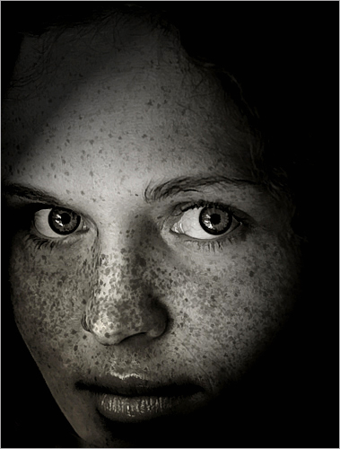 A Windowlight (window light) portrait / black and white portrait / Black & White / BW / Portrait / black / background / white / : IMGP6898