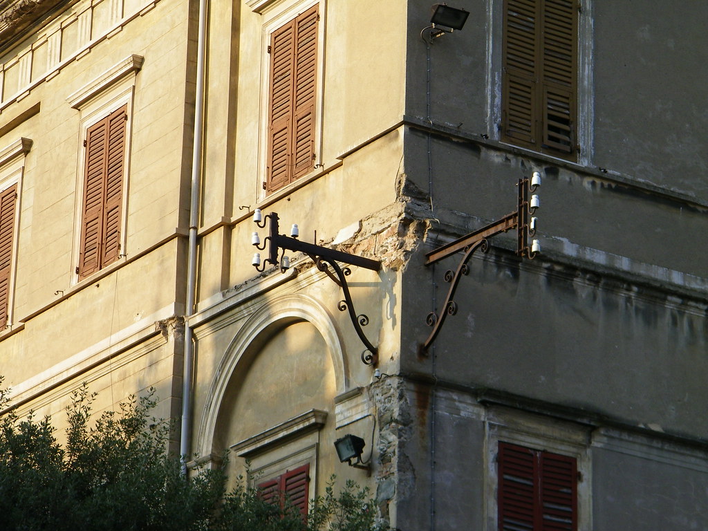Savona: senza fili (vecchi isolatori )  ❹