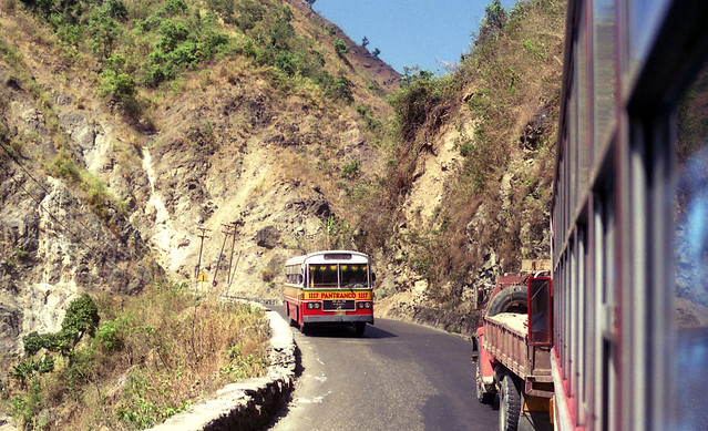 Pantranco M.A.N 1117 and a truck on a section of the Kennon Road towards Baguio, Philippines. - 無料写真検索fotoq
