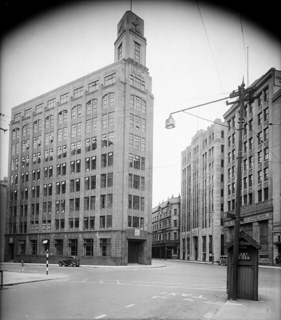 Intersection of Lambton Quay, Hunter Street, and Featherston Street, Wellington, with the Mutual Life & Citizens Assurance Company Building, ca 1935