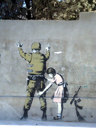 La petite fille et le soldat by Banksy- Bethléem