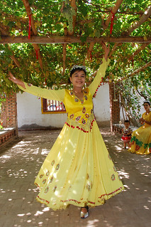 '葡萄沟：吐鲁番的维吾尔族姑娘在葡萄架下欢快地舞蹈' by Jinning