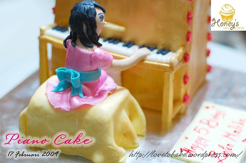 piano cake back