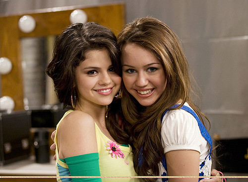 Selena Gomez Miley Cyrus together cute ain't it I love this eppie 