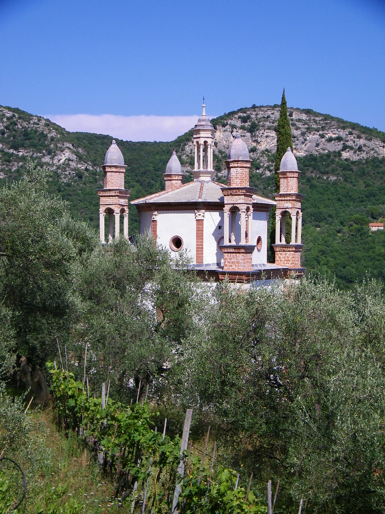 Finale Ligure, Perti: chiesa dei 5 campanili. ❹