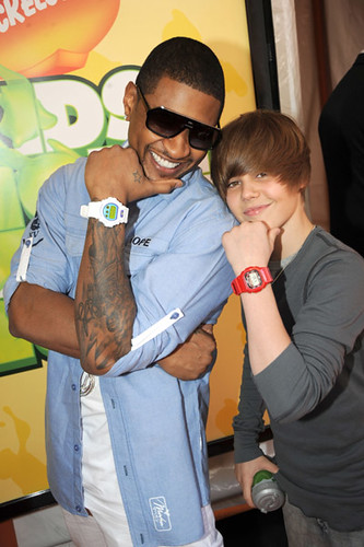 Usher and Justin Bieber arrive at Nickelodeon's 2009 Kids' Choice Awards at
