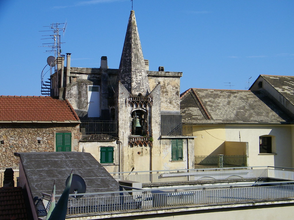 Pietra Ligure (Savona): strano posto per un campanile   - ❸