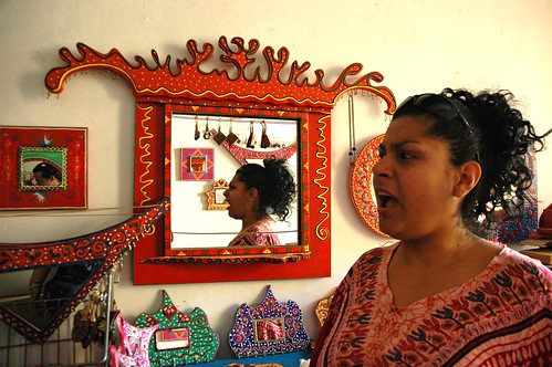 Emotion reflected in mirror, Rossy gives a piece of her mind, surrounded by art, Mexique, Zona Centro, Guadalajara, Jalisco, Mexico by Wonderlane
