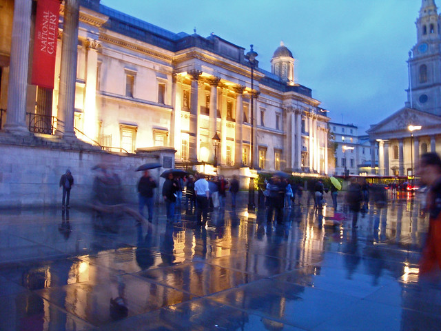 Raining, Trafalgar Square, London museum night