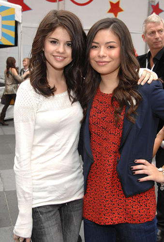 Miranda Cosgrove Selena Gomez Don't you think they could pass as sisters