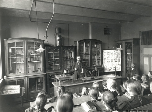 Naturfagtime ved Kalvskindet skole / Science class at Kalvskindet school (ca. 1900)