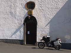 Moped neben dem Kircheneingang von tuxbrother auf Flickr