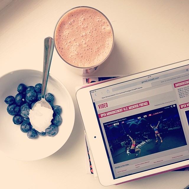 Late breakfast, catching up on 14:2 and best inspiration @camillelbaz #crossfitgirlcrush