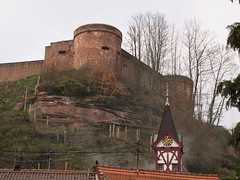 Burgmauern über dem Ort von tuxbrother auf Flickr