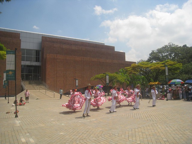 Dance performance in front of EAFIT's library