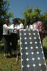 尚比亞學生與他們學校的太陽能板。(Tony Roberts 攝影)