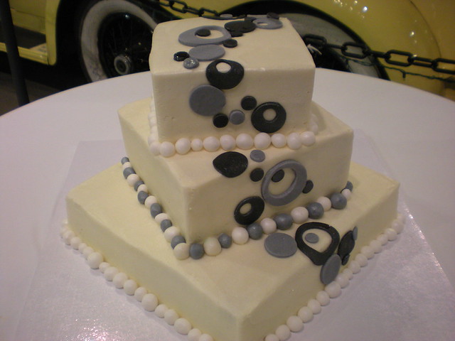 Black and white wedding cake with a geometric circle pattern Cakes are 